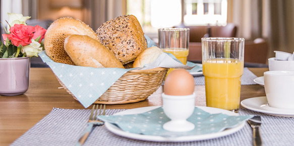 Tafel met sapjes en broodjes, ontbijt